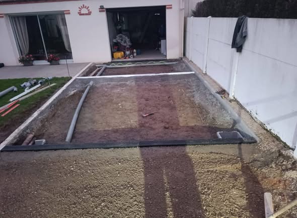 Décaissement d'une allée de garage, bordures en place et gaines en attente