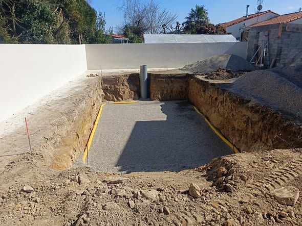 Fond de fouille de piscine réglé en gravier, prêt pour la pose de la coque