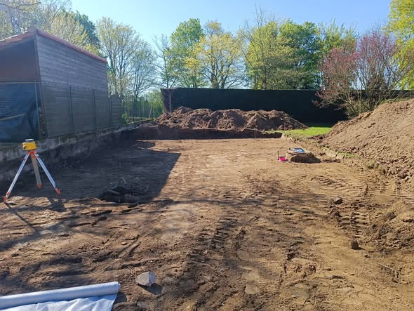 Terrain décapé et mis à niveau au laser de chantier dans un jardin