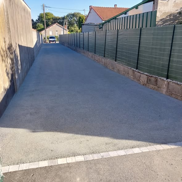 Entrée de l'allée d'accès terminée, raccordée au trottoir