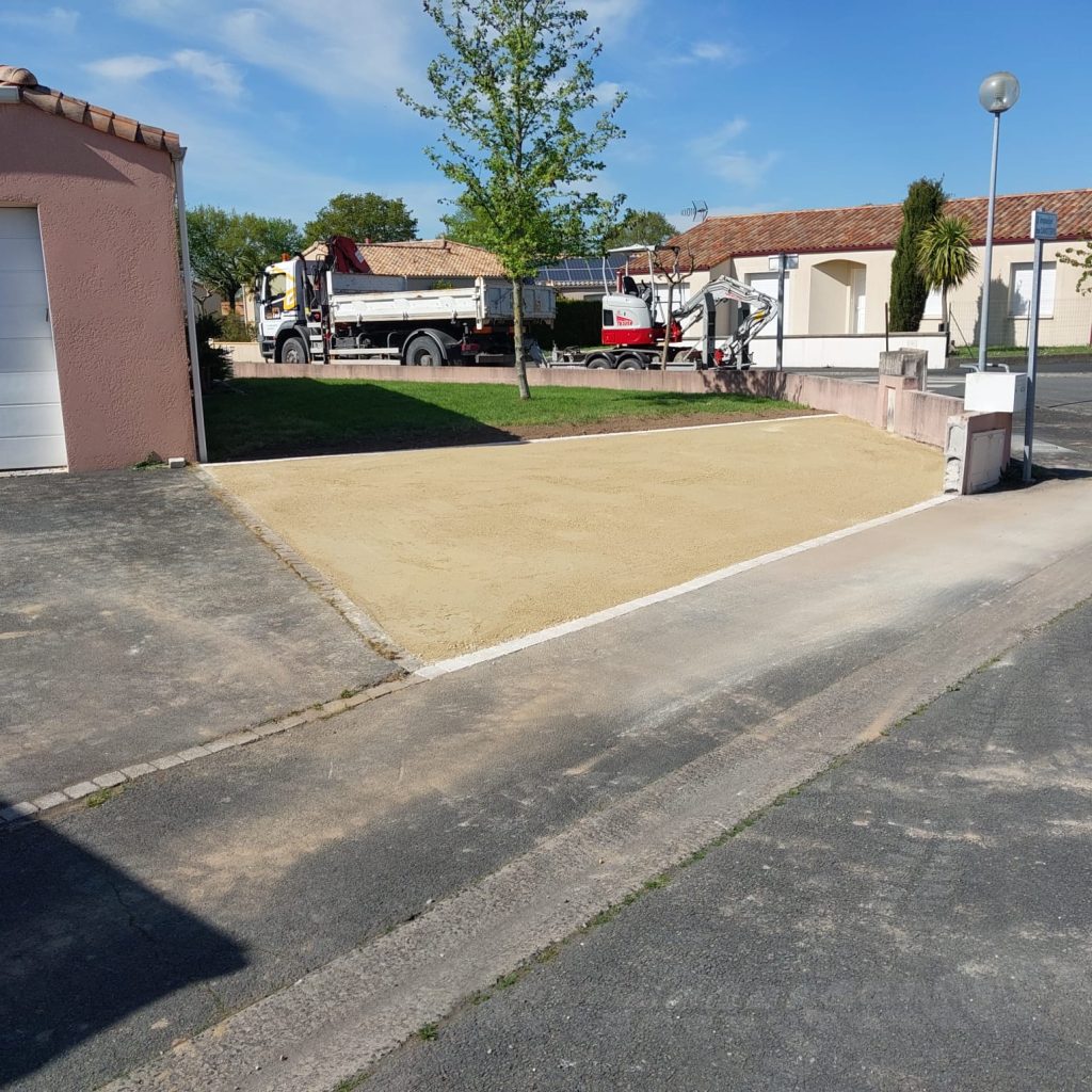 Parking empierré terminé devant une maison, secteur Les Landes