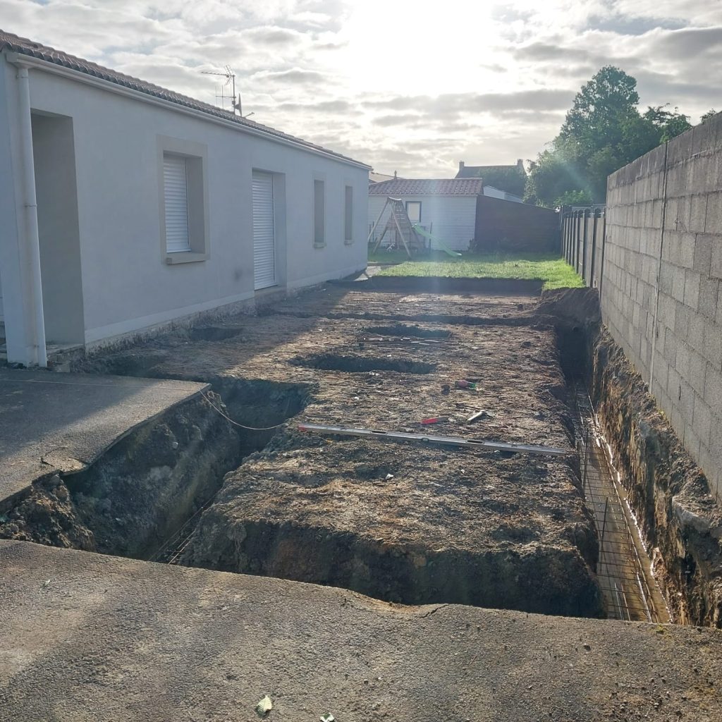 Fouilles de fondation d'une extension de maison, armatures en place